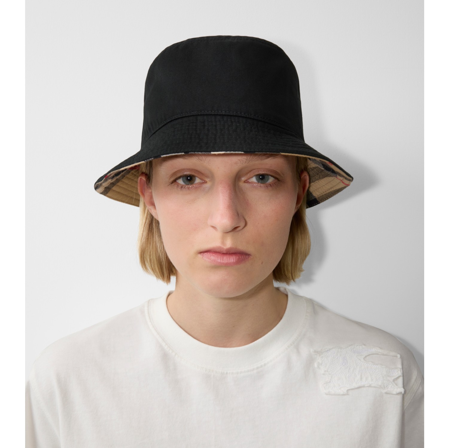 Black burberry bucket hat hotsell