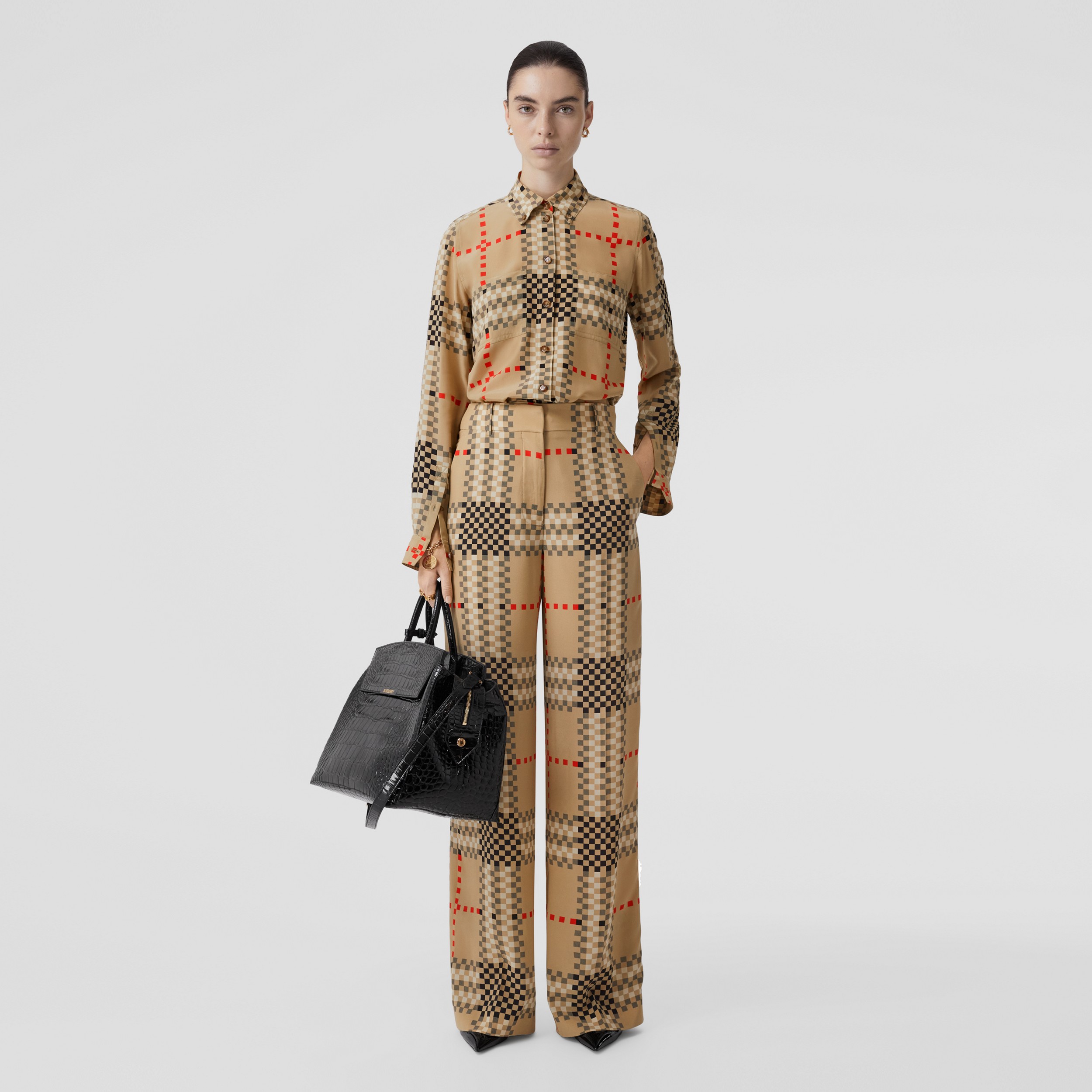 Calças estilo pantalona de seda em xadrez pixelado com corte personalizado (Bege Clássico) - Mulheres | Burberry® oficial - 1