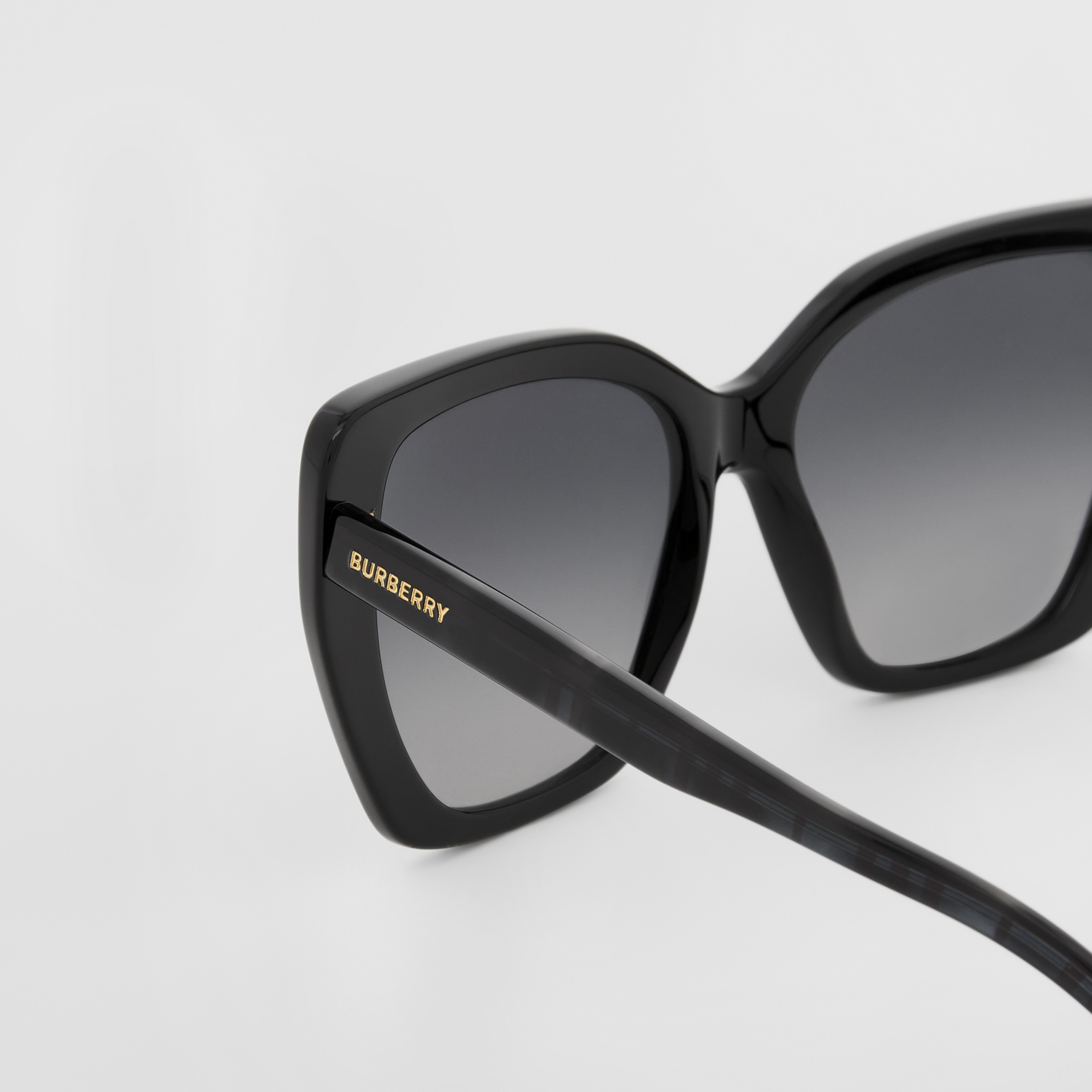 Gafas de sol con montura de ojo de gato a cuadros (Negro) - Mujer | Burberry® oficial - 2