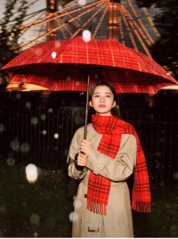 L'actrice chinoise Zhang Jingyi portant un trench Burberry et une écharpe Burberry Check en rouge