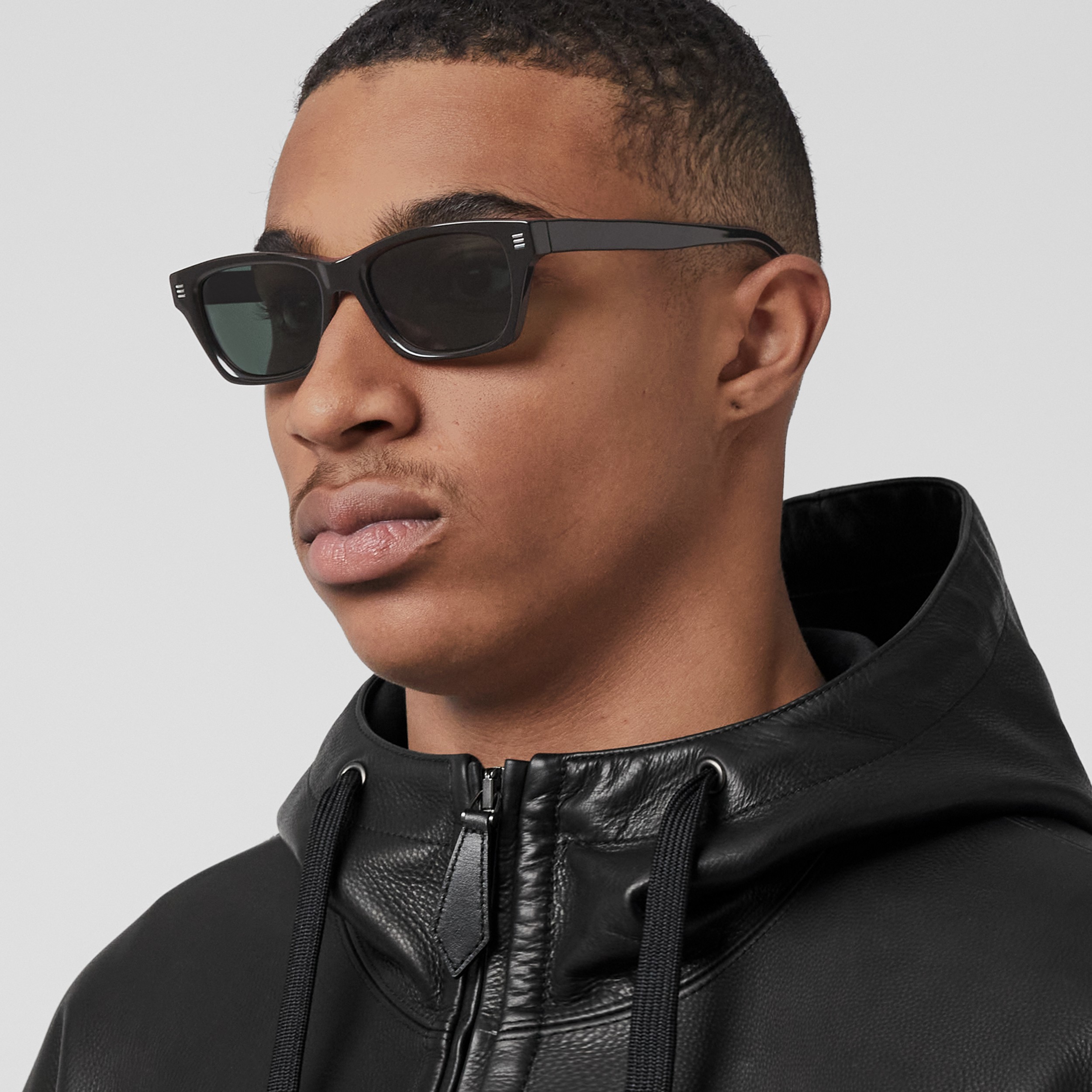 Gafas de sol con montura rectangular y detalles de logotipo (Negro) - Hombre | Burberry® oficial - 3