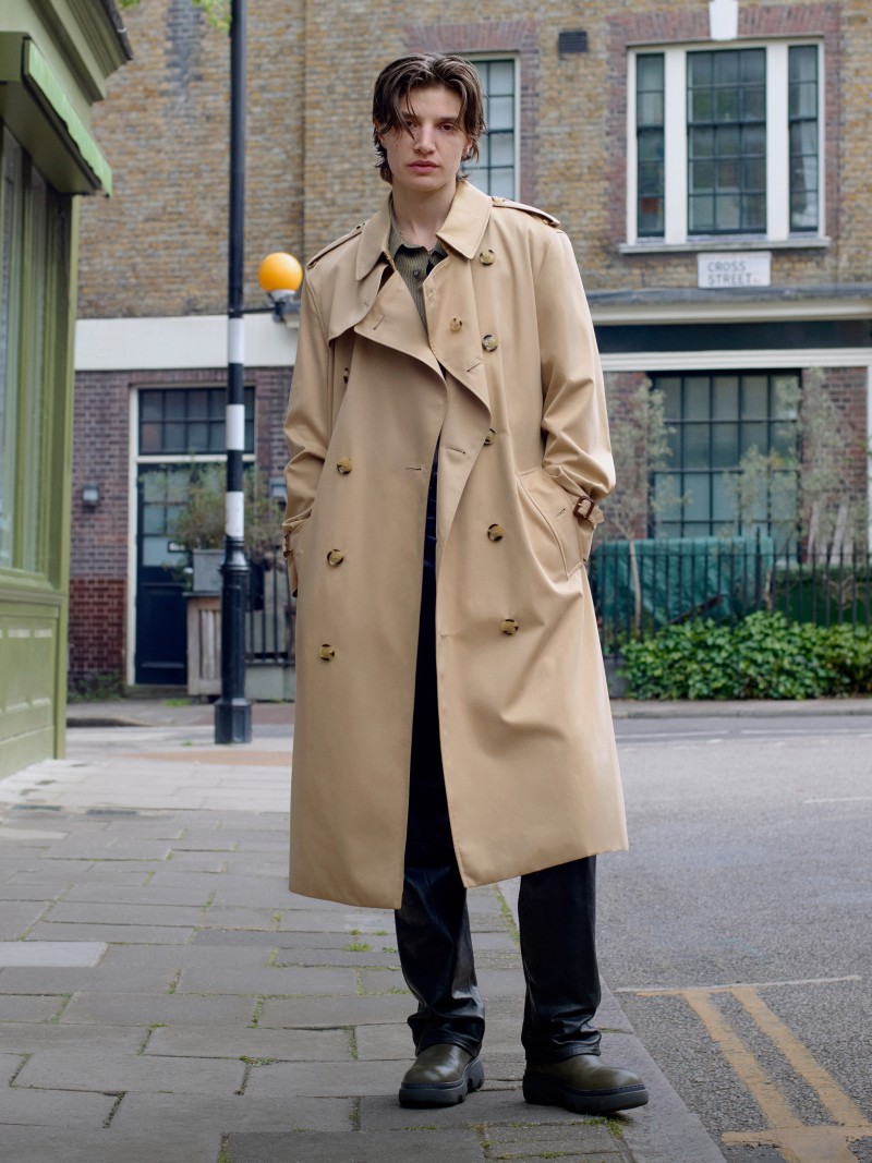 La modella Florence Huntington-Whiteley indossa il trench Kensington lungo