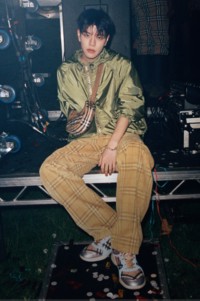 ステージに立つスンミンをフィーチャーした「Burberry Festival」キャンペーン