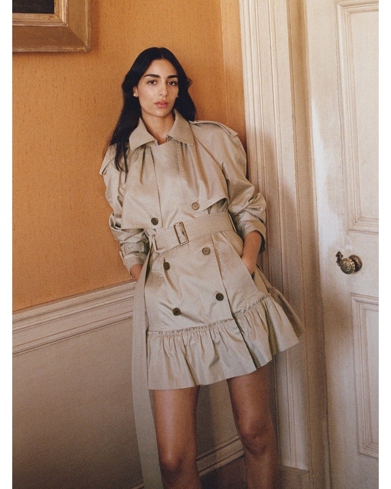 La modelo Nora Attal luce el trench coat Tillydrine