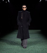 Model in schwarzem Moleskin-Trenchcoat aus einer Baumwollmischung