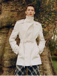 Modello che indossa un trench Burberry e pantaloni Check