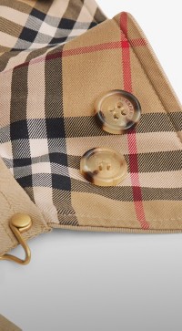 Karodetail an einem Burberry-Trenchcoat