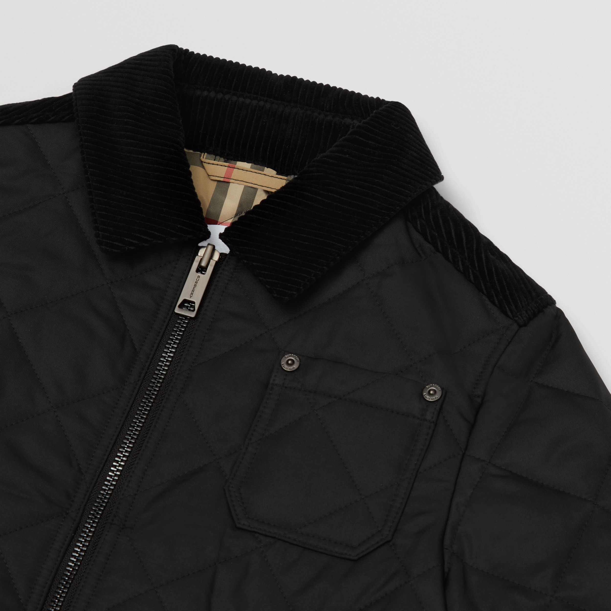 Jaqueta em matelassê com detalhe em veludo cotelê (Preto) | Burberry® oficial - 2