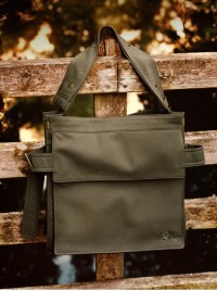 Burberry-Tasche „Trench“ an einem Zaun