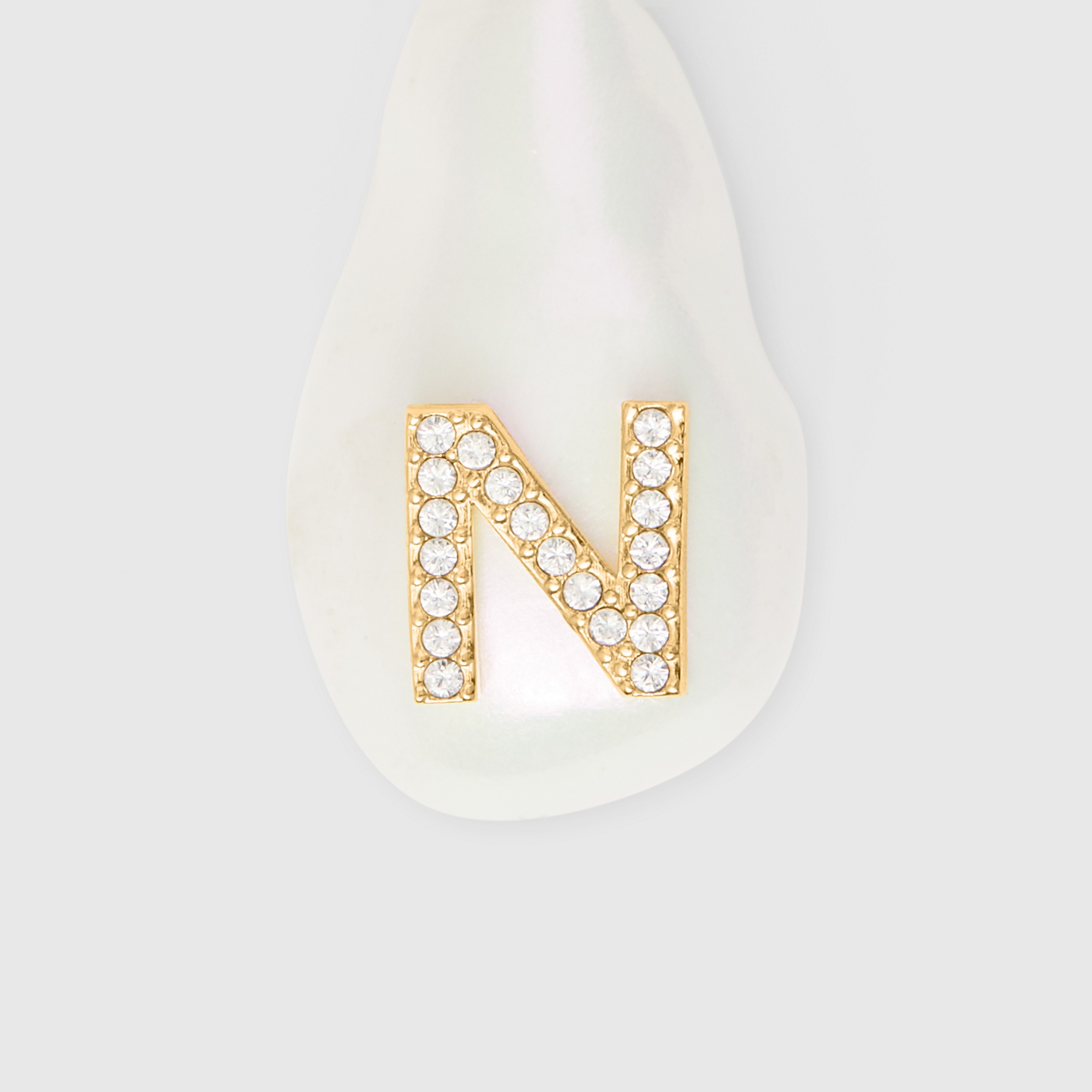 Lettre bijou  N  en perle en résine avec cristaux – exclusivité en ligne (Or Clair/nacre) - Femme | Site officiel Burberry® - 2