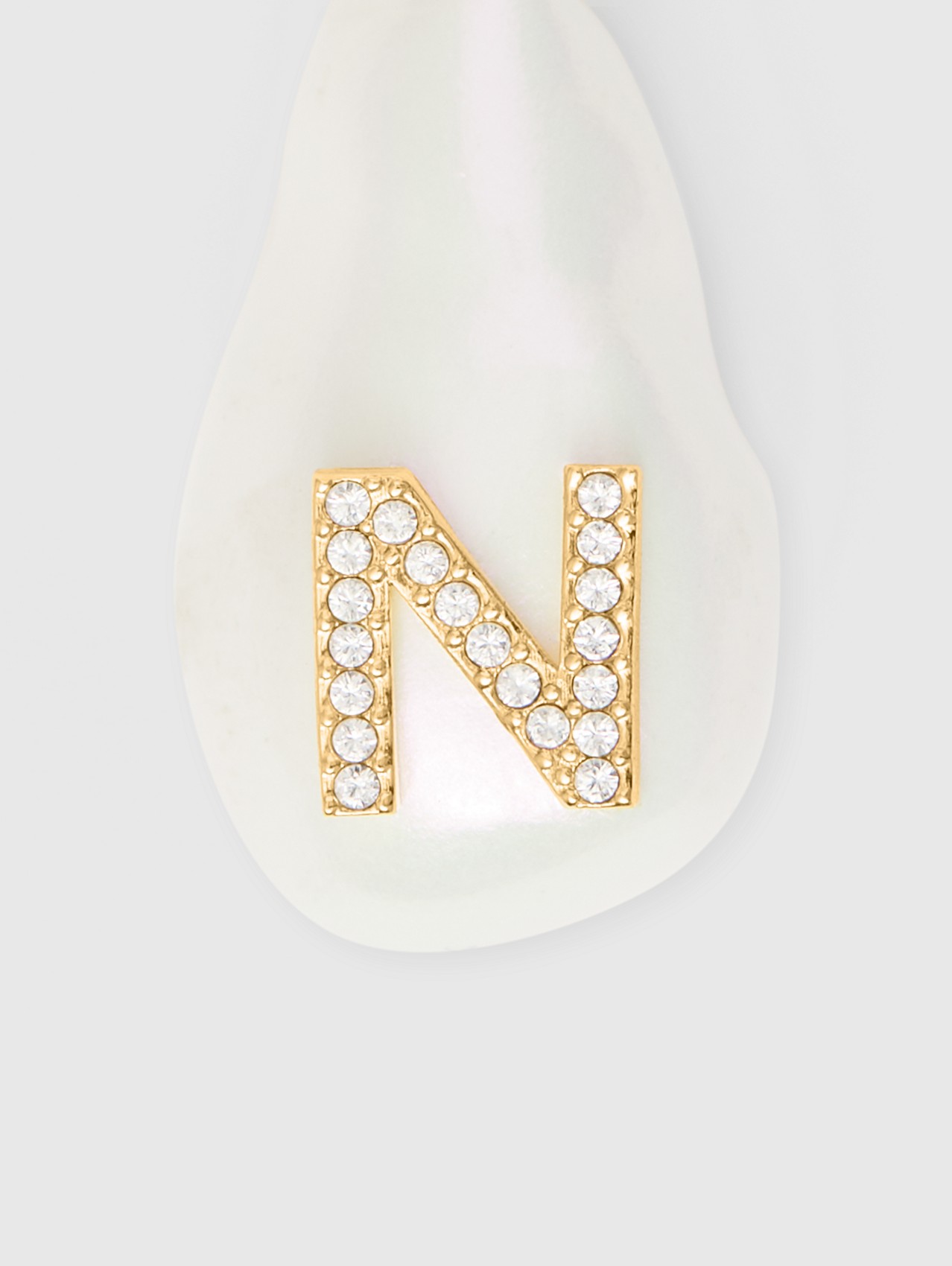 Anhänger mit kristallbesetztem „N“ und Resinperle – Exklusives Online-Design (Helles Goldfarben/perlmutt)
