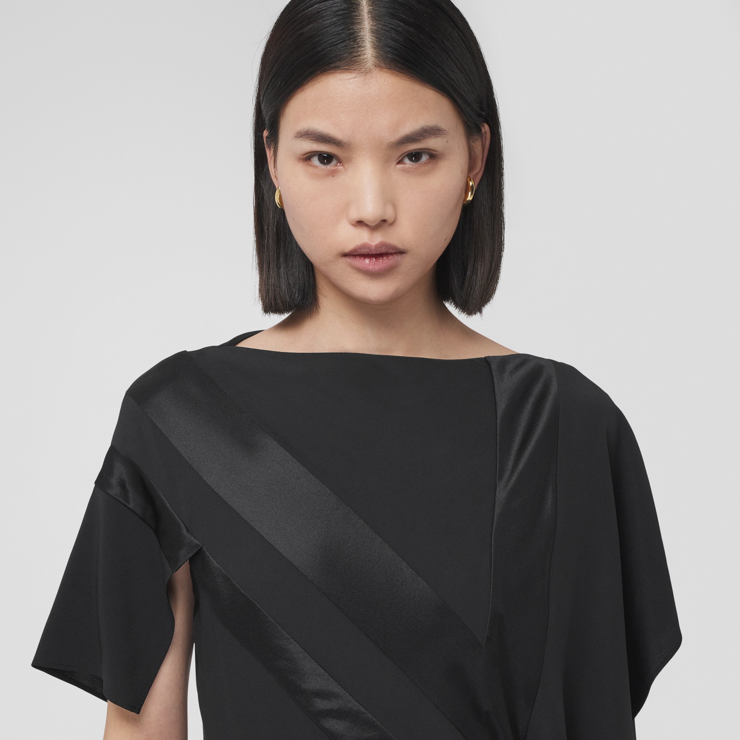 Robe asymétrique en soie à motif drapeau en intarsia (Noir) - Femme | Site officiel Burberry® - 2