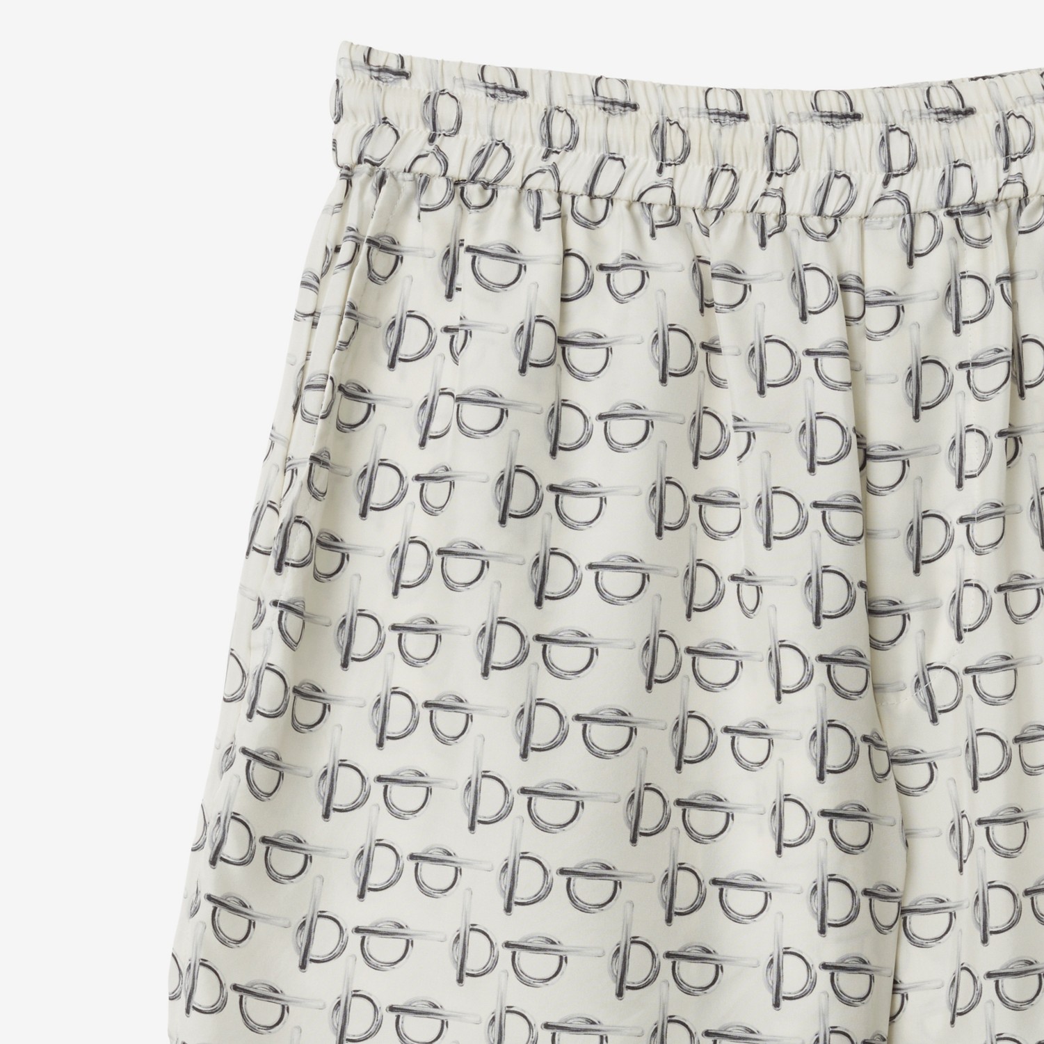 Pantalones cortos en seda con letras B