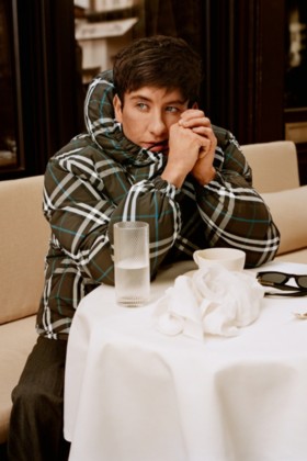 Barry Keoghan assis à une table