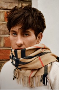 Barry Keoghan con una sciarpa in cashmere Burberry