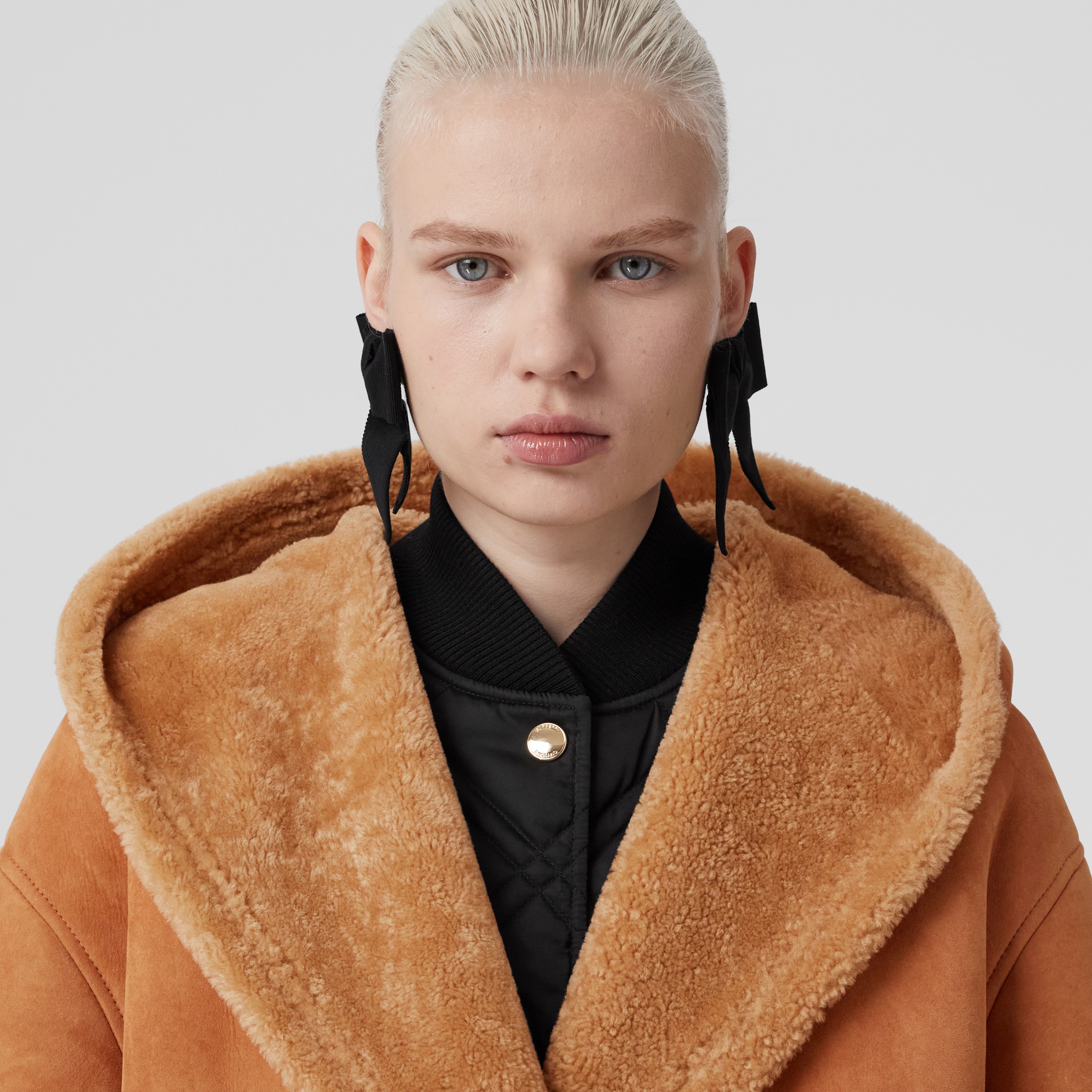 Manteau à capuche en cuir velours et shearling (Camel) - Femme | Site officiel Burberry® - 2