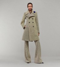 Modelo que luce abrigo marinero de lana en espiguilla con collage de tonos y pantalones de vestir