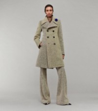 Model in Peacoat aus Wolle im Patchwork-Design mit Nadelstreifen und eleganter Hose