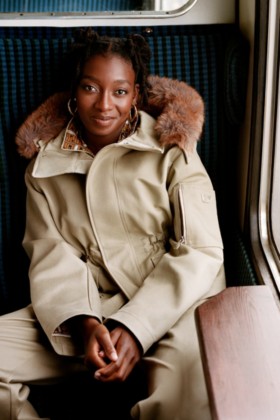 La rapera Little Simz luce una parka Burberry con ribete de pelo en la capucha