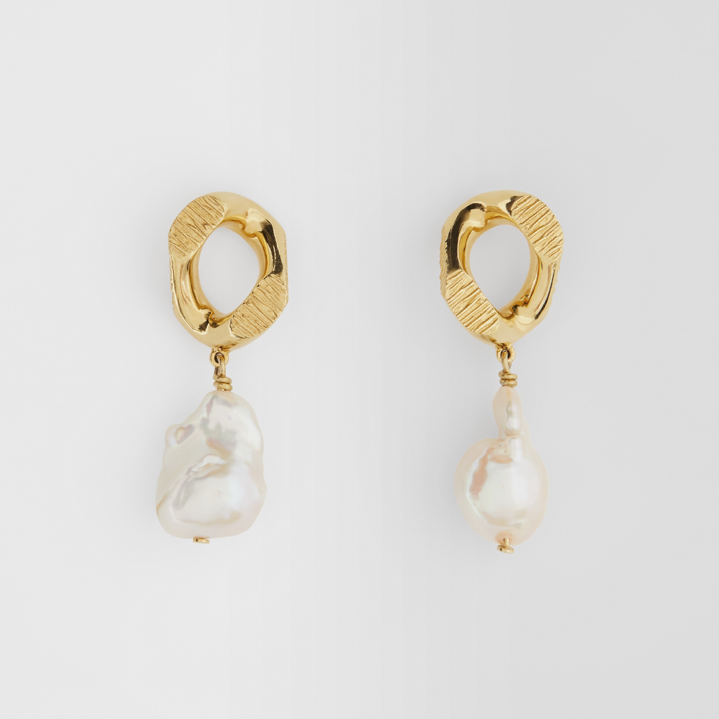 Vergoldete Ohrringe in Kettengliedoptik mit Perlendetail (Helles Goldfarben/weiß) - Damen | Burberry® - 1