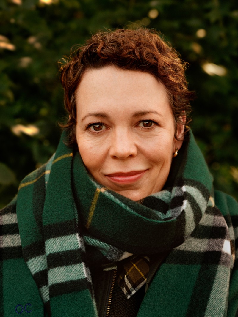 Olivia Colman indossa una sciarpa Burberry