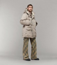 Model in Parka aus Satin, Hemd im Burberry Check-Karomuster und eleganter Cargohose