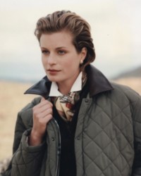 Foto vintage de modelo con chaqueta acolchada de Burberry