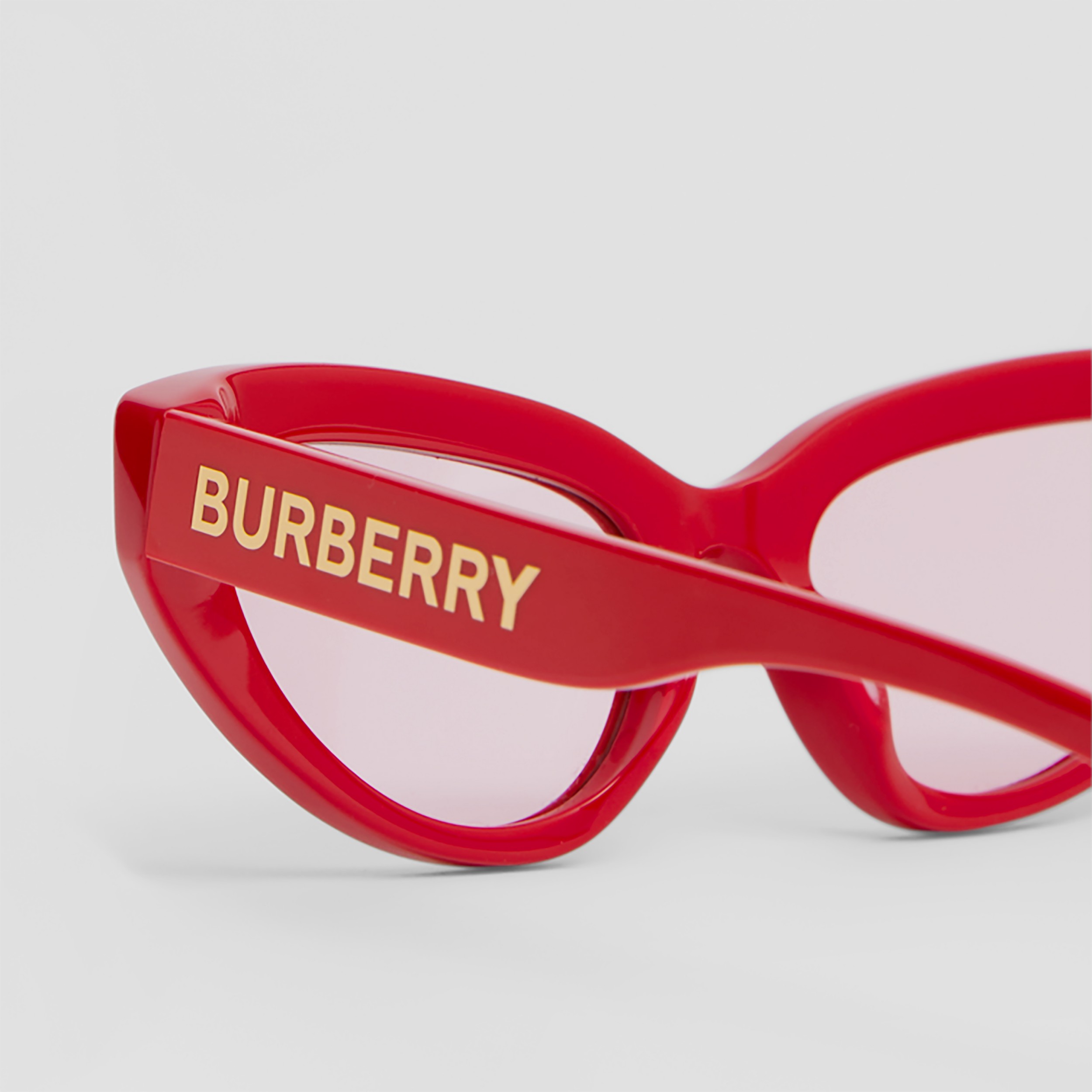 red burberry sunglasses
