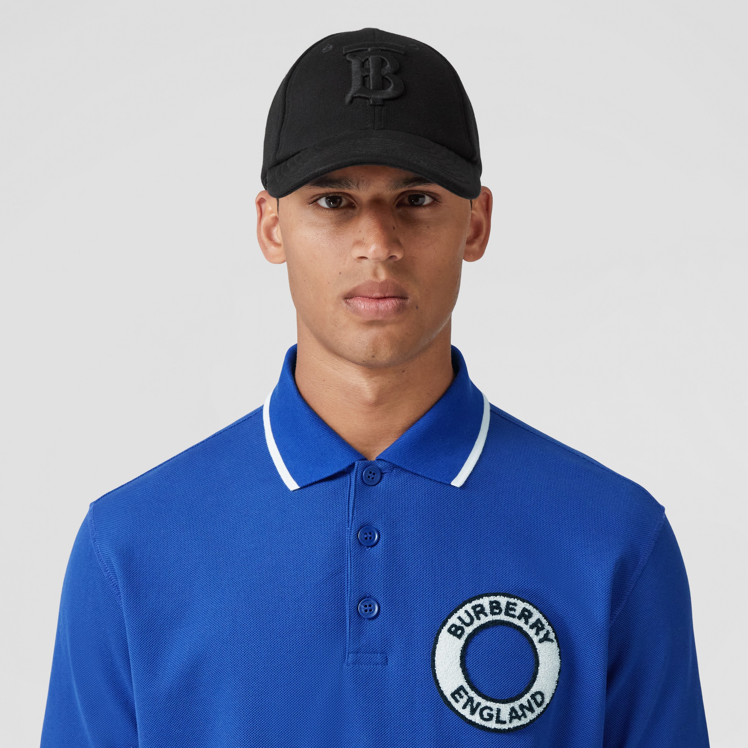 Camisa polo de algodão piquê com logotipo gráfico (Azul Royal Profundo) - Homens | Burberry® oficial - 2