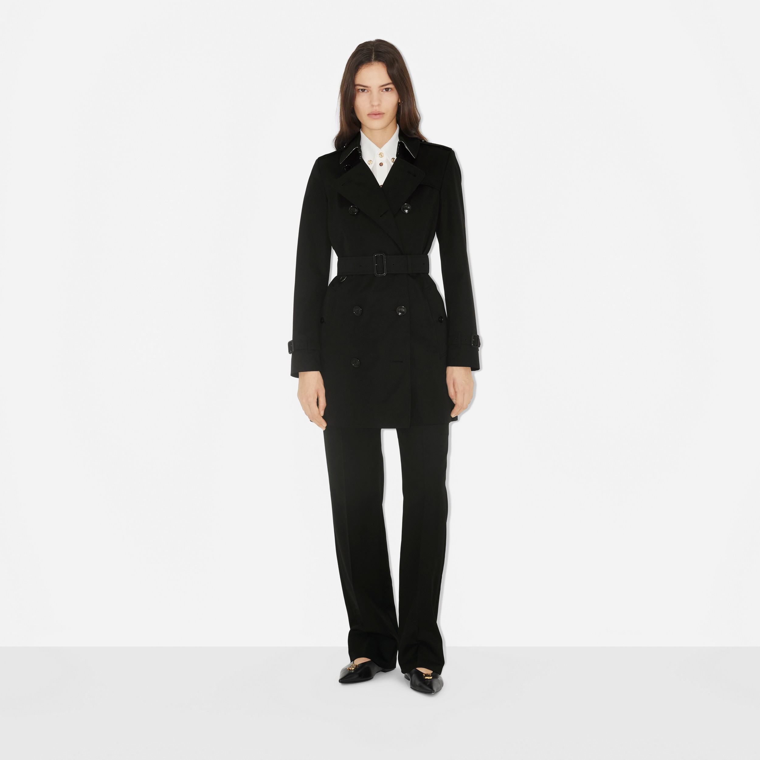 Short Chelsea Heritage Trench Coat in Black - Women | Burberry® Official - 2