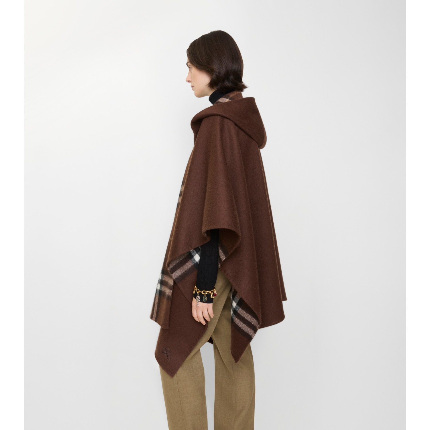 Capa en cachemir con capucha