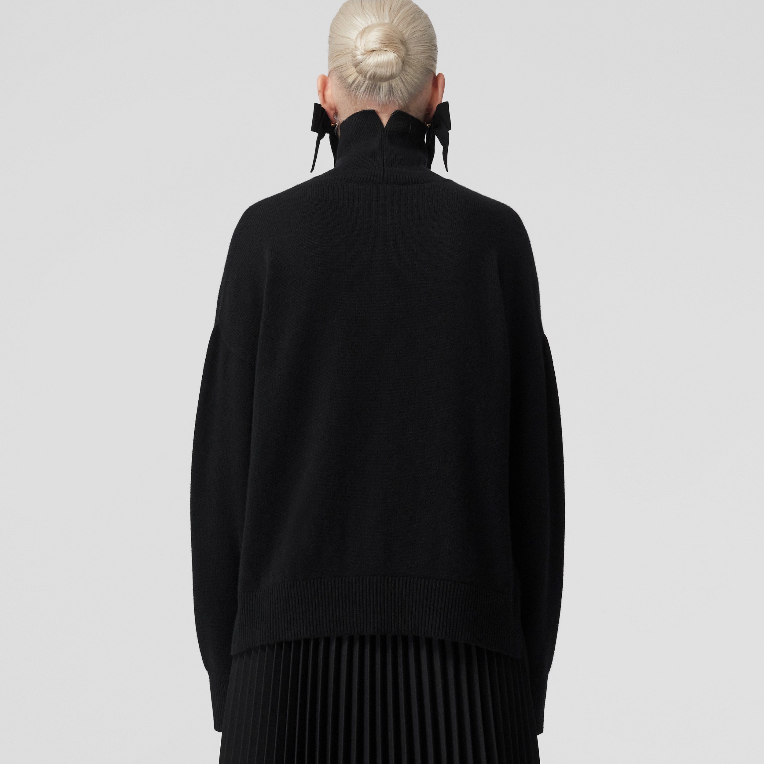 Jersey de cuello alzado en cachemir con detalle de monograma (Negro) - Mujer | Burberry® oficial - 3