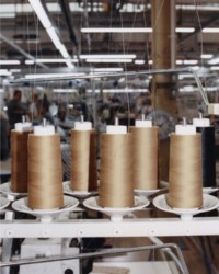 Máquina de tejer en la fábrica de Burberry para los trench coats hechos en el Reino Unido