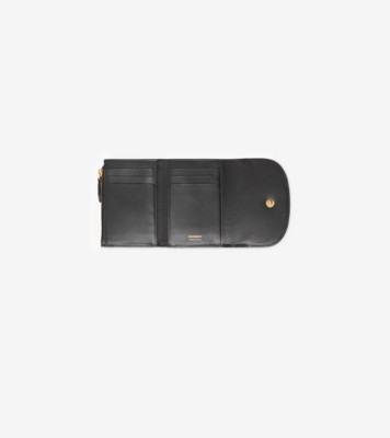C643B5F4-2011-47AF-BAEA-