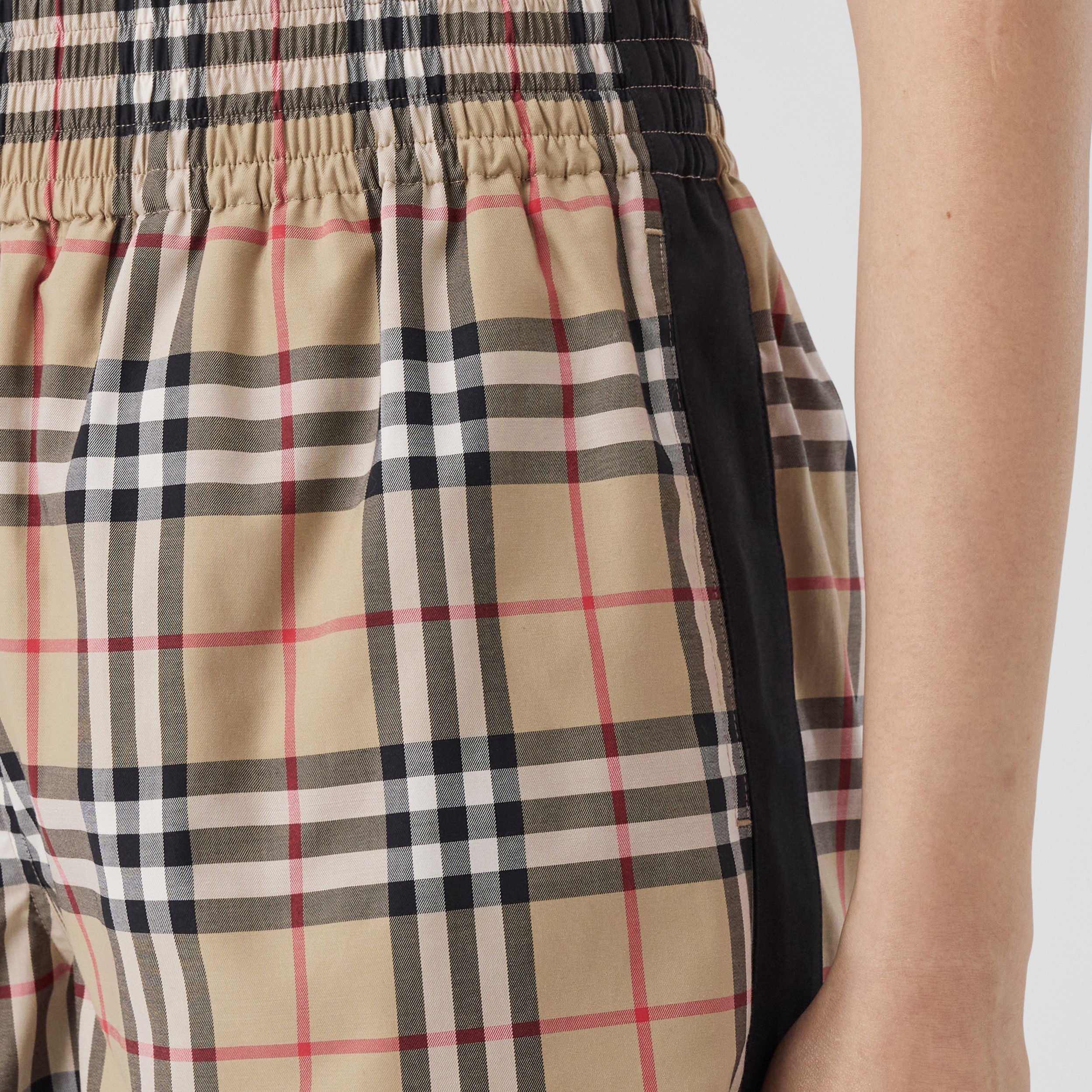 Pantalones cortos en algodón elástico a cuadros Vintage Checks con franjas laterales (Beige) - Mujer | Burberry® oficial - 2