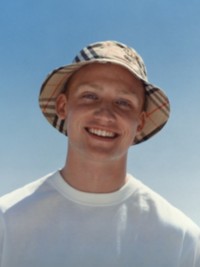 Model in weißem T-Shirt mit Fischerhut im Burberry Check-Karomuster