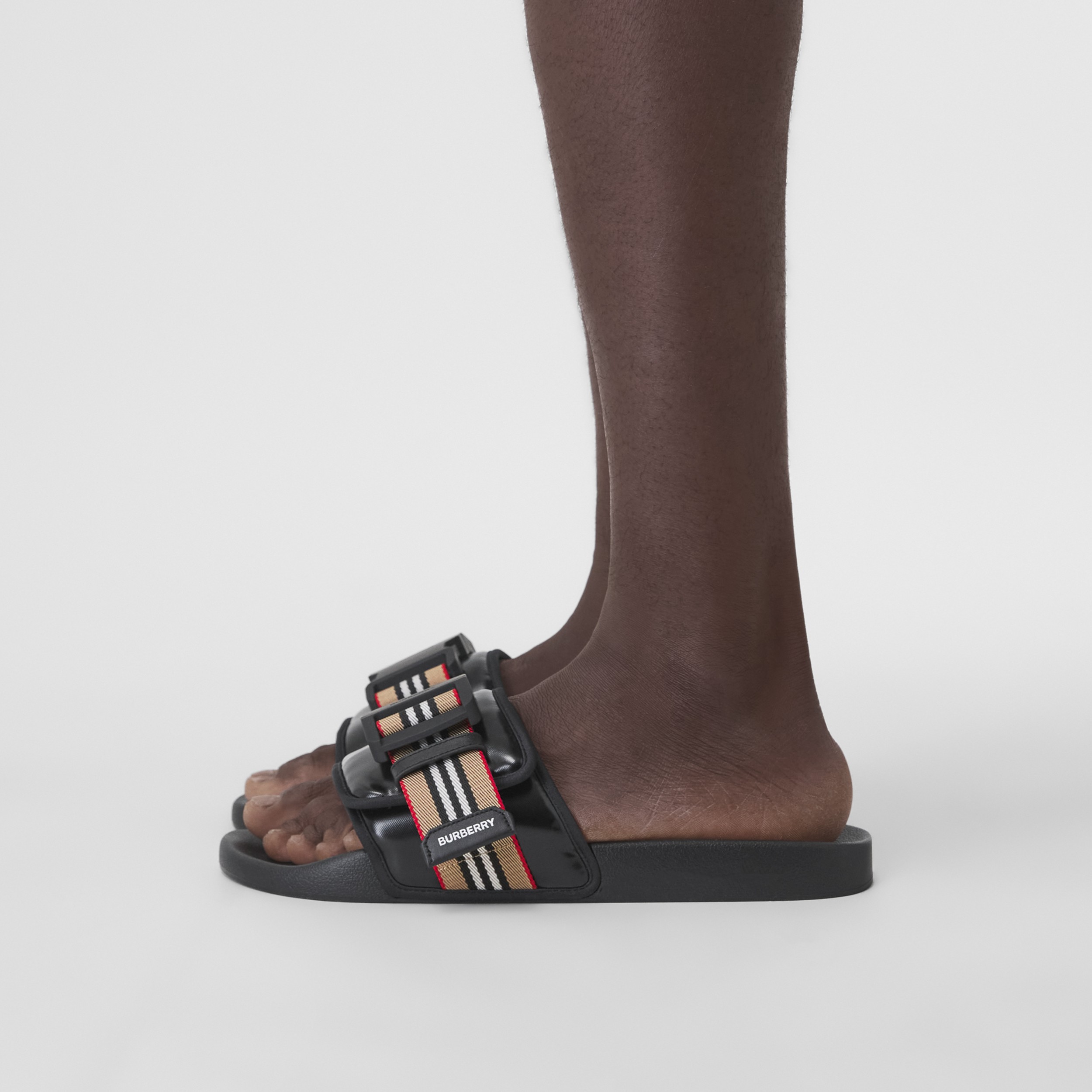 Claquettes en toile enduite avec rayures iconiques (Noir) Homme