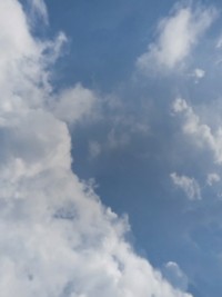 Image 1 – ciel avec du texte blanc