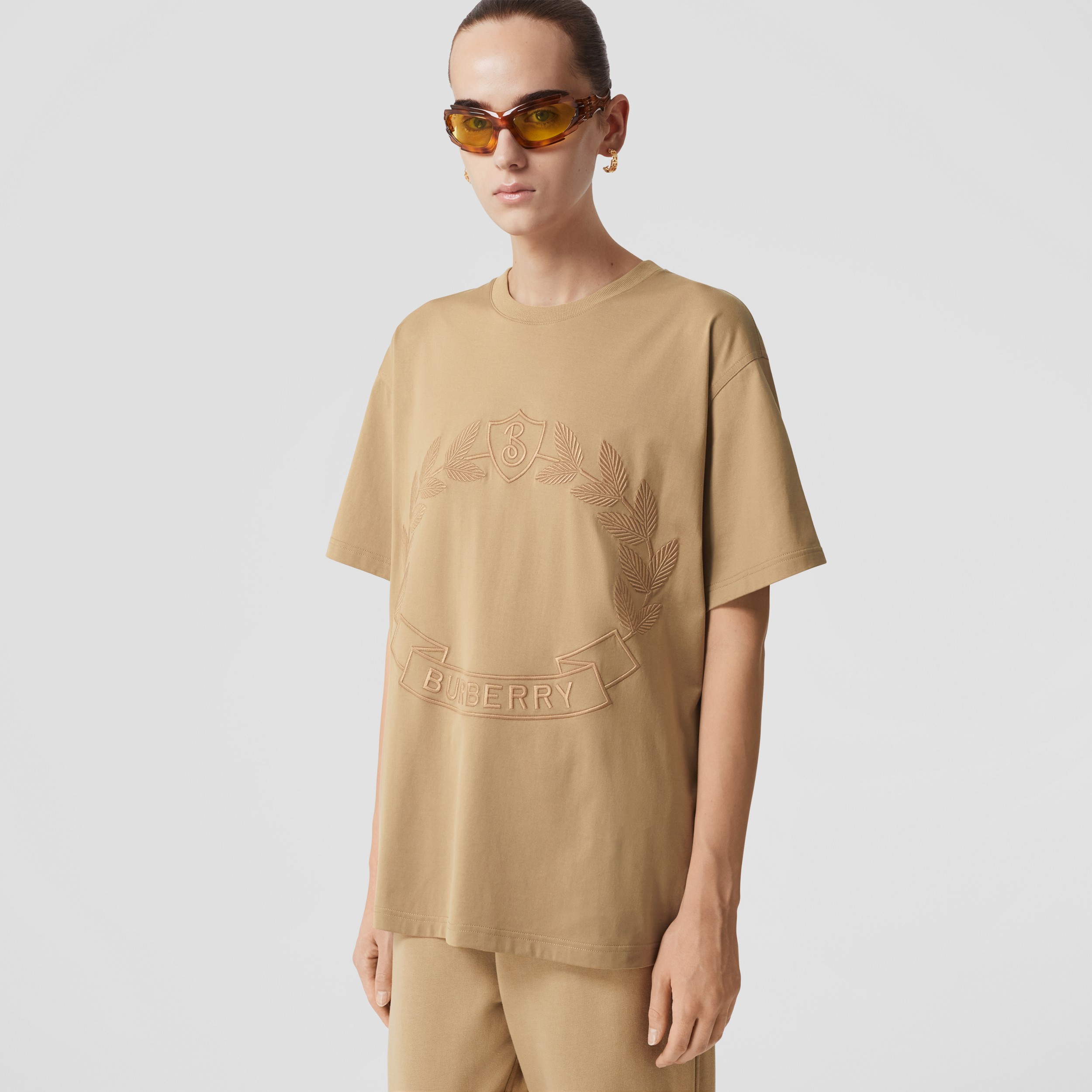 Camiseta oversize em algodão com emblema de folha de carvalho (Bege Clássico) - Mulheres | Burberry® oficial - 4