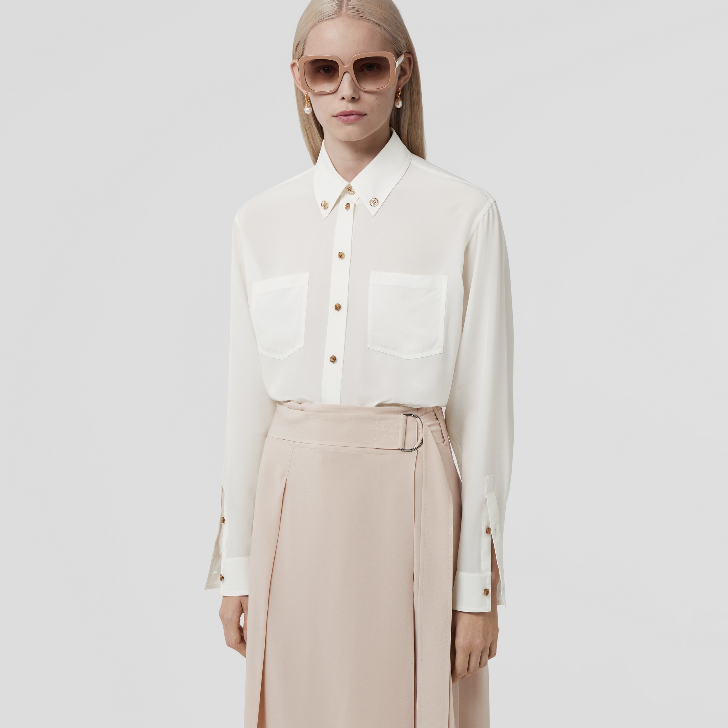 Camisa oversize en seda con botones de monograma (Blanco Natural) - Mujer | Burberry® oficial - 4