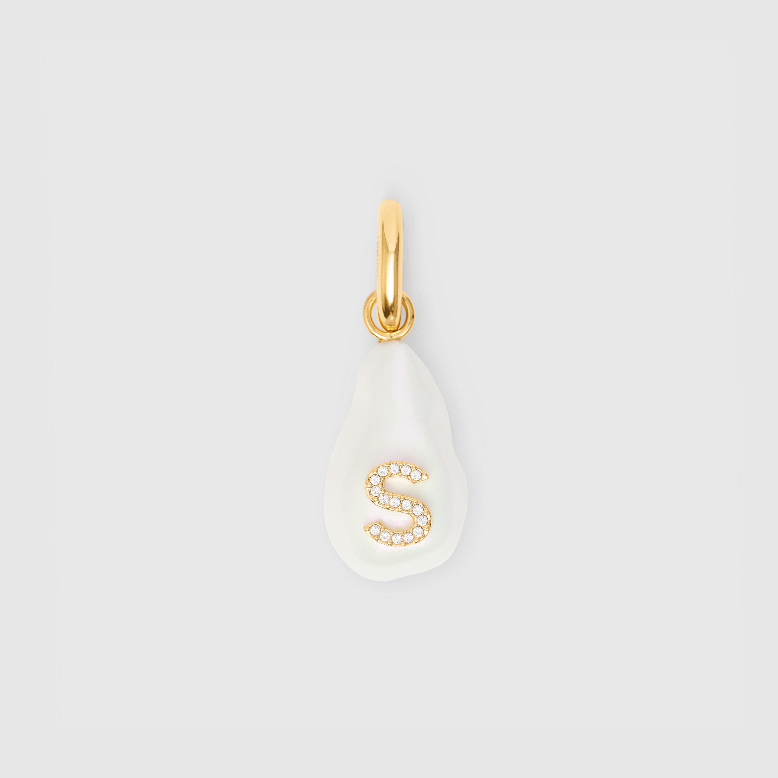 Dije de letra S con perla de resina y cristales - Solo en línea (Dorado Claro/madreperla) - Mujer | Burberry® oficial - 1