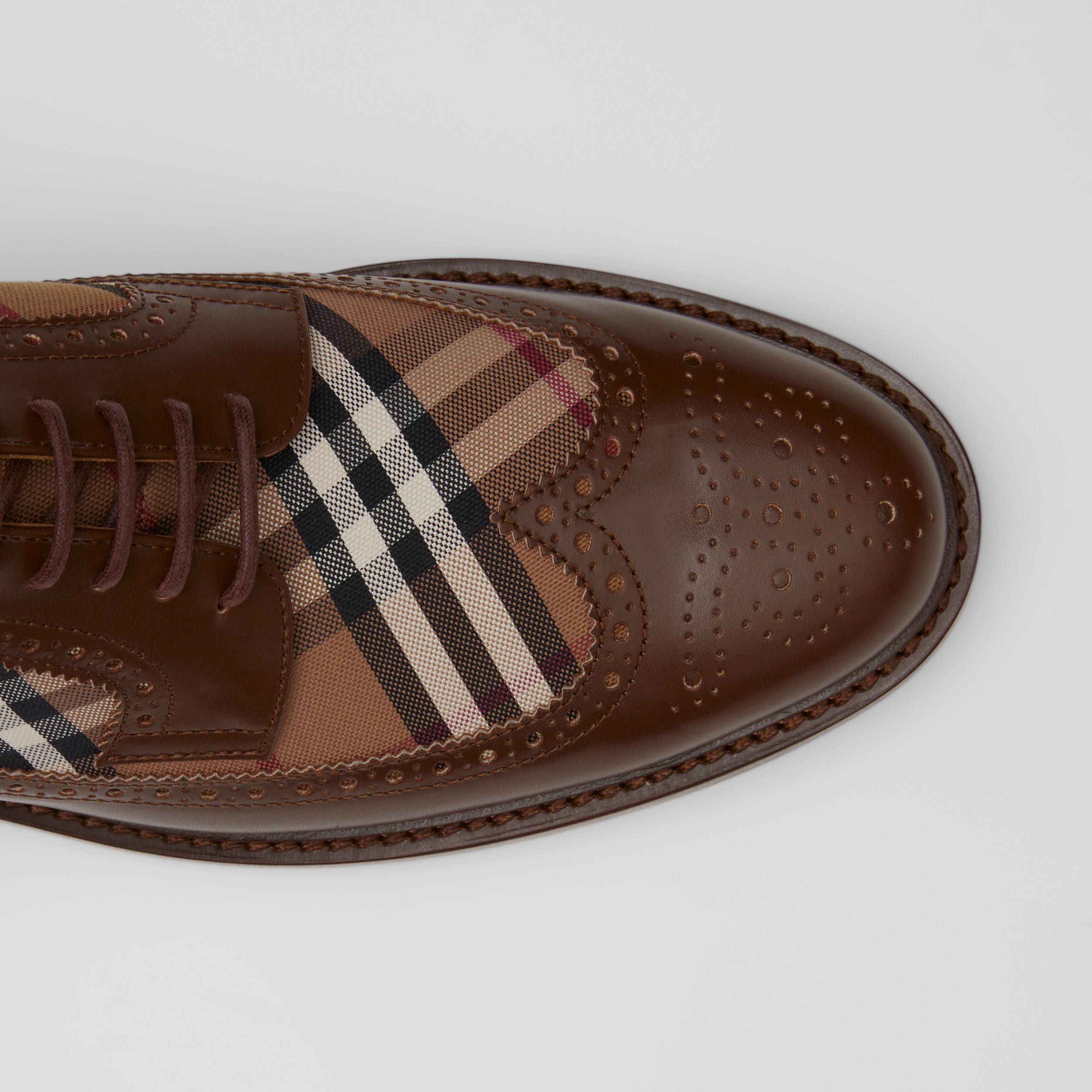 Sapatos Derby de couro com recorte em Vintage Check (Marrom Casca  Árvore Intenso) - Homens | Burberry® oficial - 2