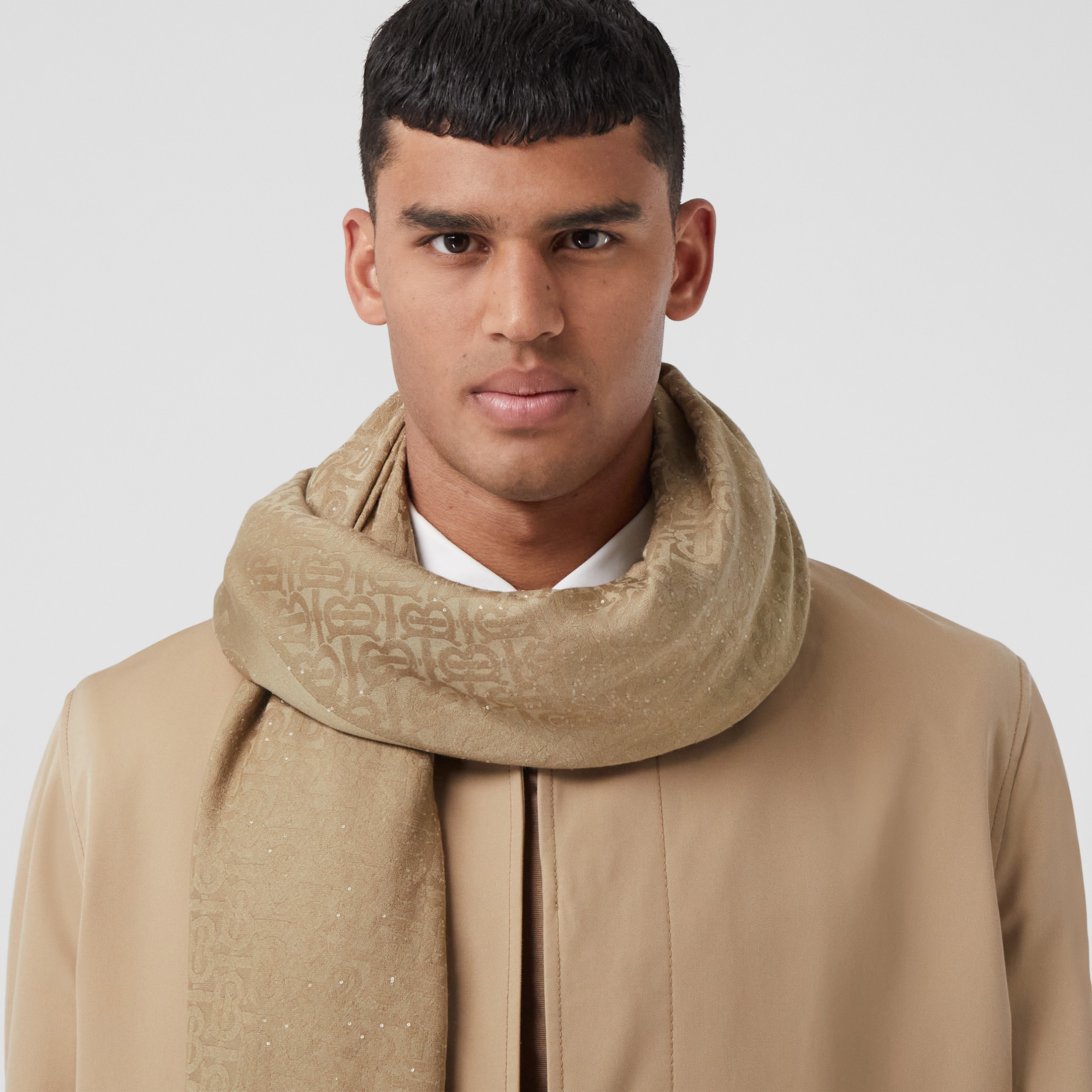 Lenço grande de lã e seda com monograma e lantejoulas (Bege Clássico) | Burberry® oficial - 4