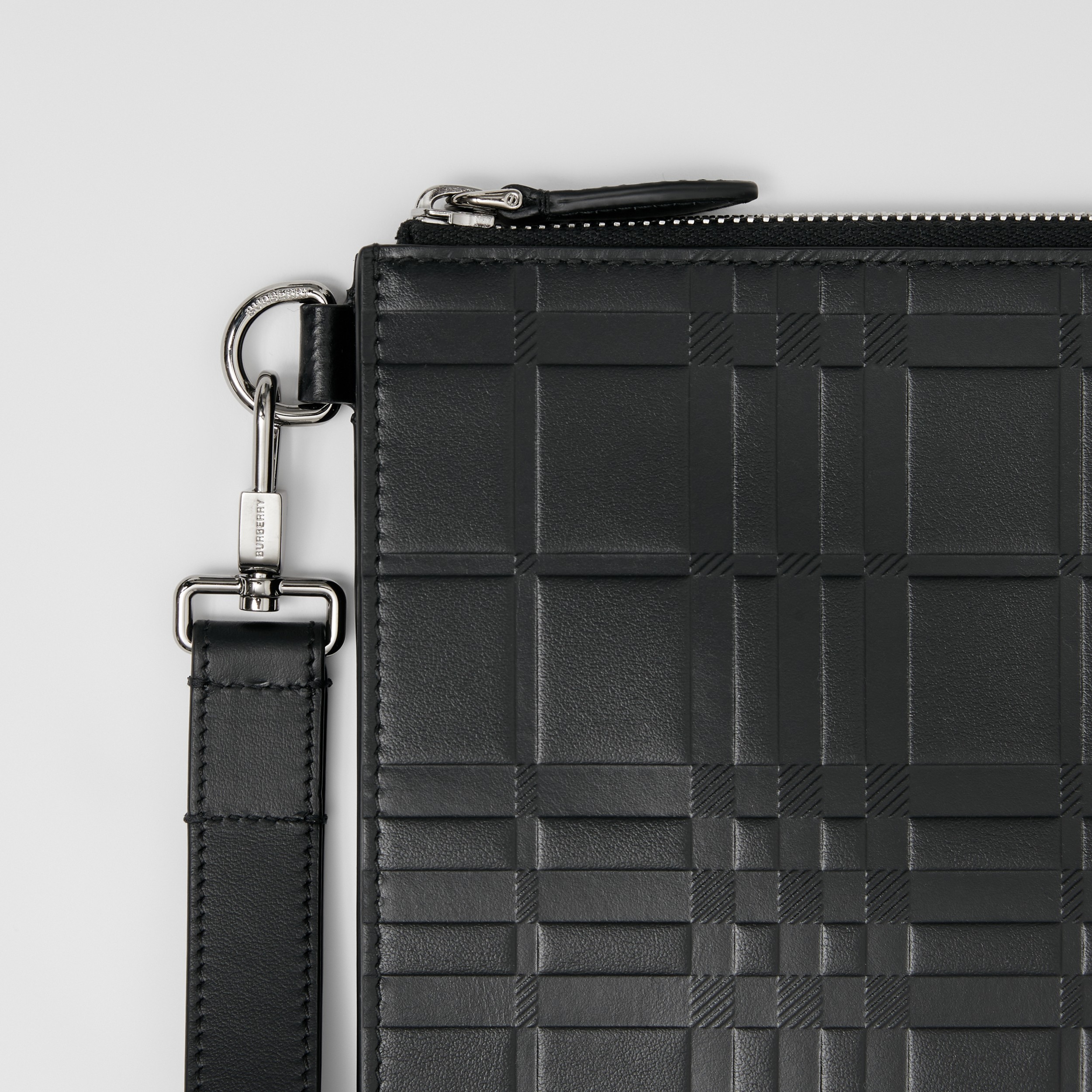 Grande pochette zippée en cuir check embossé (Noir) - Homme | Site officiel Burberry® - 2
