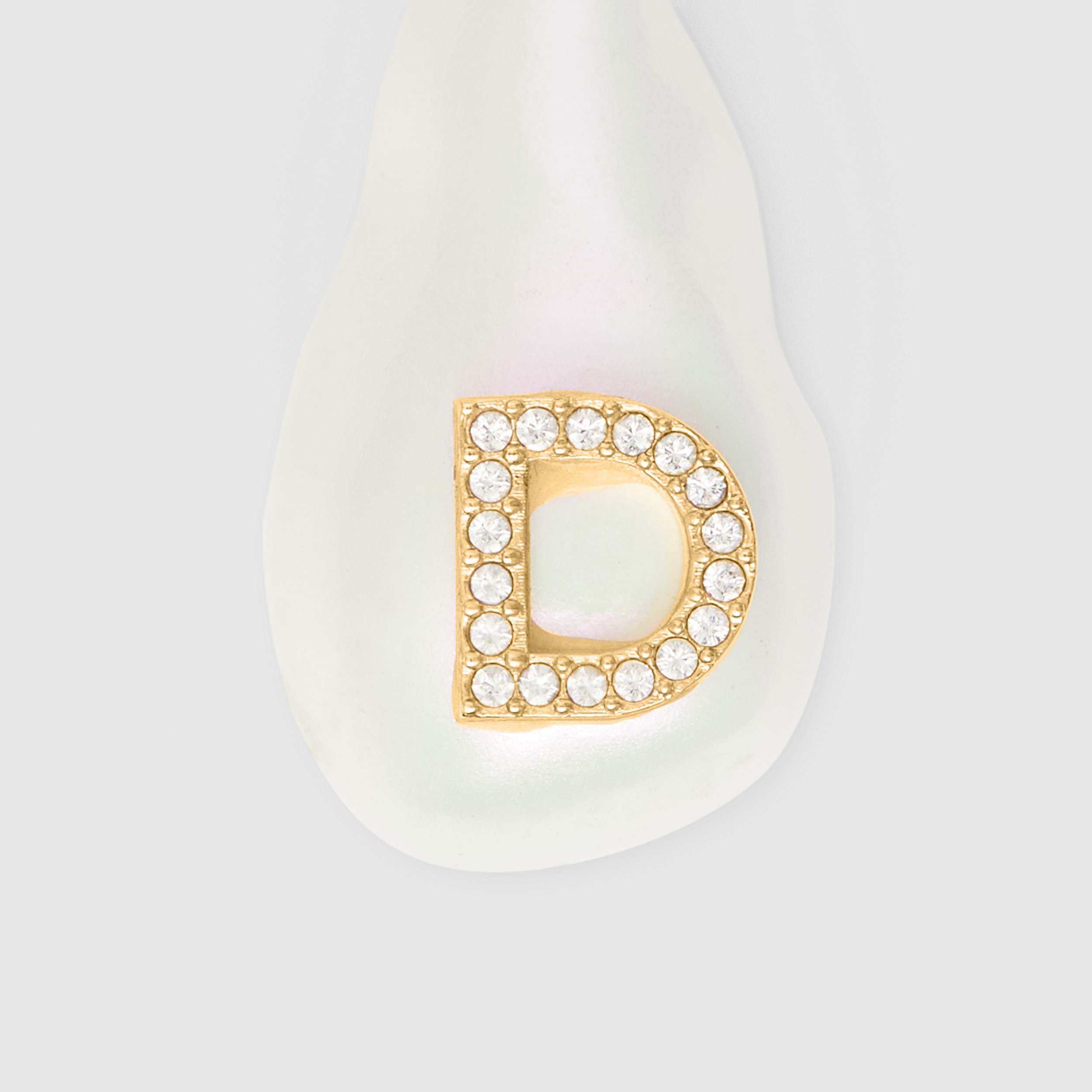 Lettre bijou  D  en perle en résine avec cristaux – exclusivité en ligne (Or Clair/nacre) - Femme | Site officiel Burberry® - 2