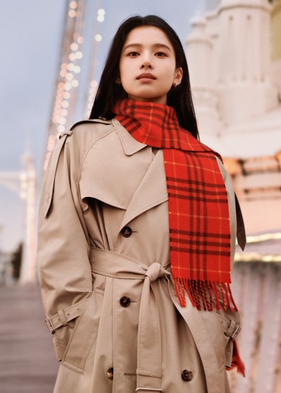 Campanha de casacos da Burberry com Zhang Jingyi usando um trench coat Castleford longo na cor Hunter