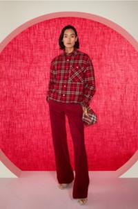 Modella che indossa camicia e pantaloni Burberry Check e la borsa Snip