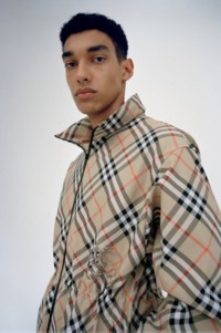 버버리 클래식 에디션의 샌드 색상 체크 재킷을 착용한 모델