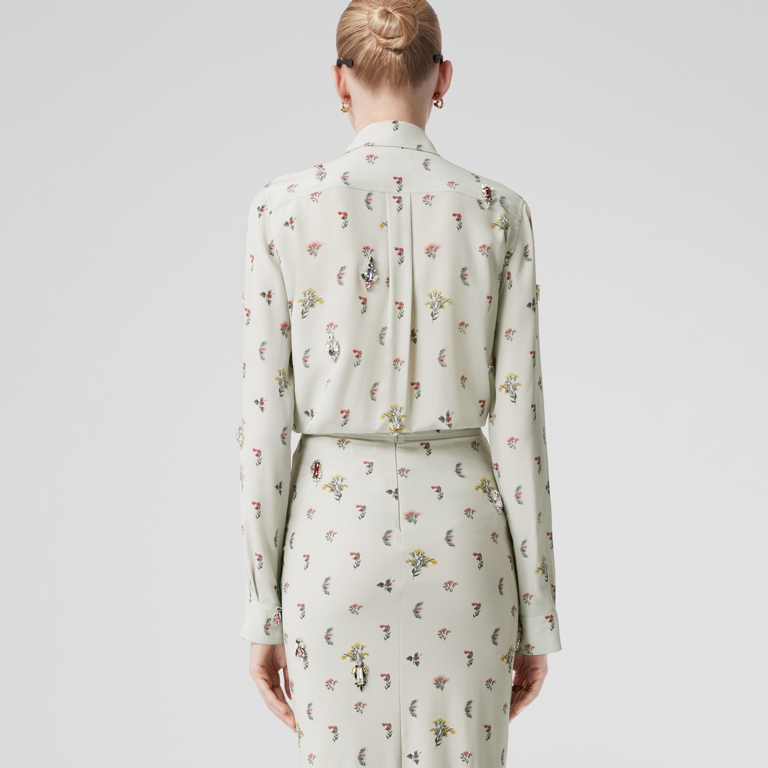 Camisa en crepé de china de seda con estampado floral y cristales (Gris Pergamino) - Mujer | Burberry® oficial - 3