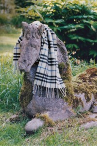 Pferdestatue mit einem Schal im Burberry Check-Karomuster